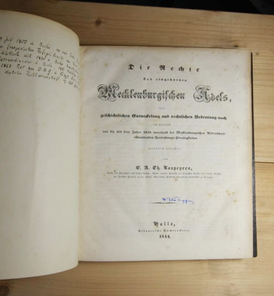 Caspeyres, F. A Th.  Die Rechte des eingeborenen Mecklenburgischen Adels gerichtlichen Entwicklung und rechtlichen Bedeutung nach auf die seit dem Jahre 1838 innerhalb der Mecklenburgischen Ritterschaft obwaltenden Verfassungs-Streitigkeiten. 