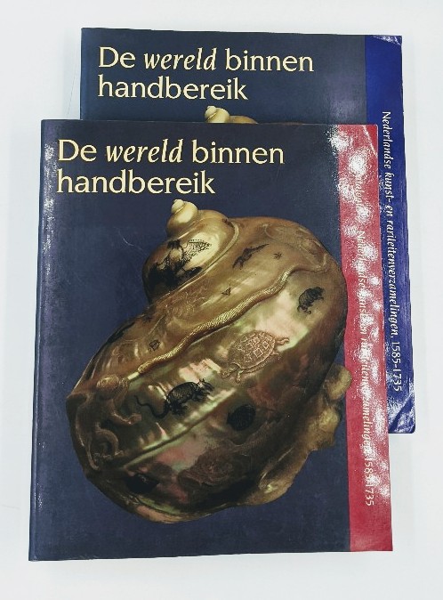 de Kerangal, Maylis:  De wereld binnen handbereik. Vol. I+II (Catalogus). [2 Vols.]. Nederlands kunst- en rariteitenverzamelingen, 1585-1735 