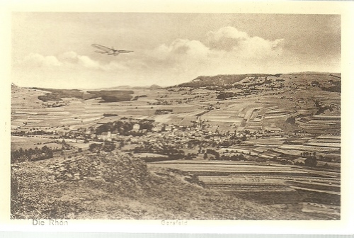   Ansichtskarte Gersfeld (Die Rhön) (Panorama mit einem der frühen Flugzeuge, erinnert an Otto Lilienthal seine ersten Flugmodelle) 