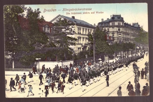   Ansichtskarte AK Dresden. Königsbrückerstrasse (Die Schützen zieh`n auf Wache) 
