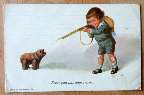   Ansichtskarte AK "Einer von uns muß sterben" (Kind bedroht Teddy mit Waffe) 