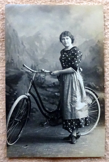   Ansichtskarte AK Foto-AK. Frau mit Fahrrad in einer Studiokulisse 