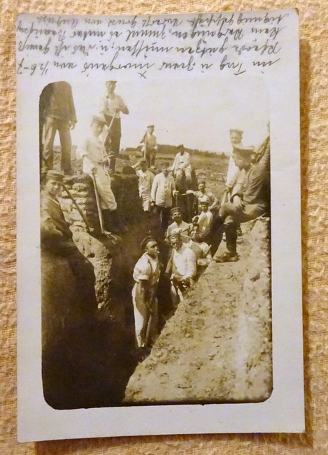   Ansichtskarte AK Soldaten im Schützengraben (Stempel Rekruten-Depot 1. Ersatz-Batterie, Ersgtz.Abteilung, 3. W.F.A.R. 48, Feldpost) 