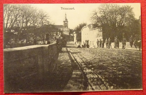   Ansichtskarte AK Thiaucourt. Soldaten auf Brücke (Feldpostkarte) 