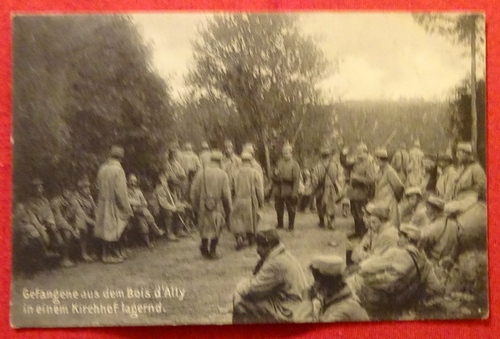   Ansichtskarte AK Gefangene aus dem Bois d`Ally in einem Kirchhof lagernd (Feldpostkarte) 