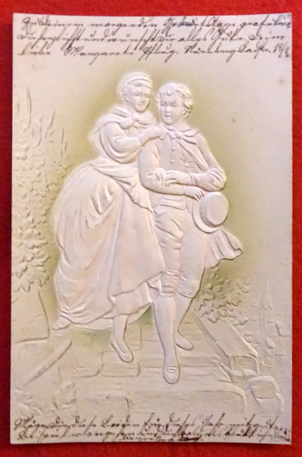   Ansichtskarte AK Prägekarte mit Motiv Päärchen der Biedermeierzeit in weiß gehalten 
