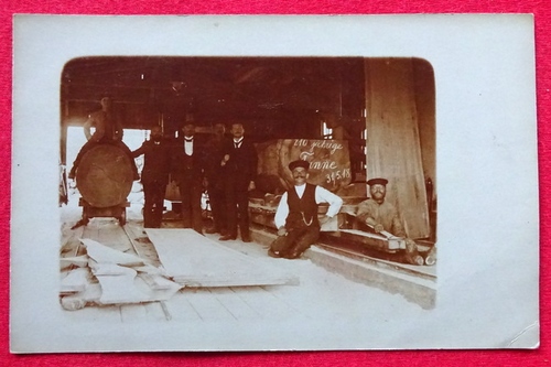   Arbeiter in einem Sägewerk (hinten 210jährige Tanne 31.5.18) (Fotopostkarte) 
