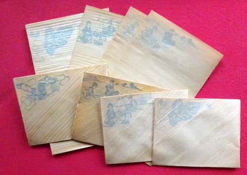   4 hübsche kleinformatige Zierumschläge und 5 Bogen Schreibpapier mit chinesischen Motiven 