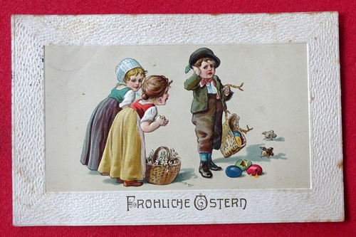   Ansichtskarte AK Fröhliche Ostern (Prägekarte 2 Mädchen und ein Junge mit zerbrochenen Eiern und fliehenden Küken) 