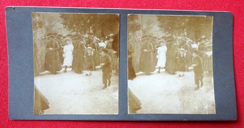   Original Stereoskopie-Fotografie (Stereobild. Stereophotographie). Gutacherinnen beim Kirchgang 1910 