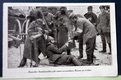   Ansichtskarte AK Deutscher Sanitätssoldat gibt einem verwundeten Russen zu trinken (Feldpoststempel Inf. Regt. 375) 