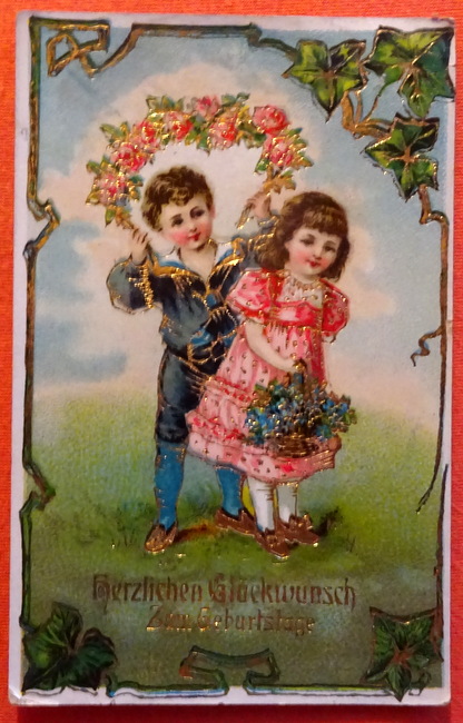   Ansichtskarte AK Herzlichen Glückwunsch zum Geburtstage (2 Kinder mit Blumenschmuck. Prägekarte) 