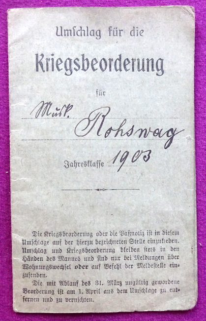 Bezirkskommando Karlsruhe  Pass / Umschlag für die Kriegsbeorderung für Musketier Roßwog Jahresklasse 1903 (Karl Roßwog aus Söllingen) 