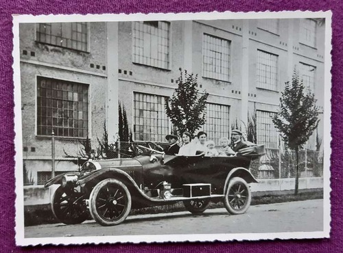   Ansichtskarte AK Familie mit Chauffeur im Oldtimer vor einer Fabrik 