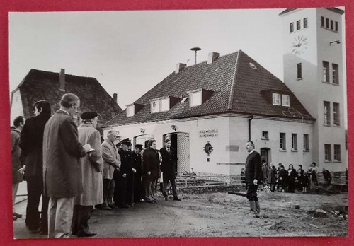 Schlesiger, Horst  Original-Fotografie von Horst Schlesiger "s/w Aufnahme Einweihung des Neuen Feuerwehrhauses in Karlsruhe-Grötzingen 8. Januar 1974 mit Ortsvorstehern" (umseitig Stempel Schlesiger) 
