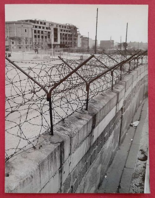 Bauer, Erich  Original-Fotografie von Erich Bauer "Szene an der Berliner Mauer in einer Frühphase" (umseitig Stempel v. Erich Bauer Karlsruhe) 