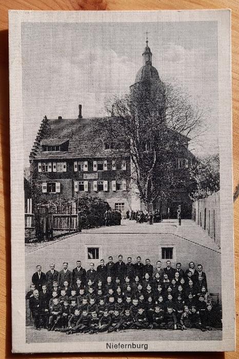   Ak Ansichtskarte Niefern-Öschelbronn. Niefernburg (Anm. zu Zeiten des Waisenhauses mit Abb. der Kinder und der Burg) 