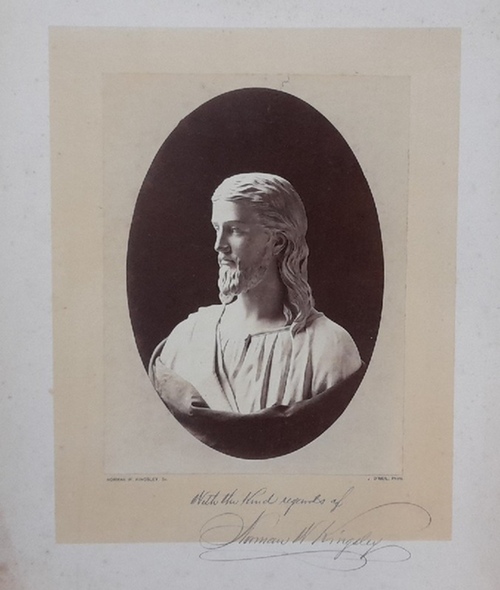 Kingsley, Norman W.  Originafotografie von J.O. Neil; zeigt eine Skulptur (Büste von Jesus) von Norman W. Kingsley (hinten zwei Texte in englischer Sprache montiert (aus dem "Home Journal" und dem "Christian Intelligencer") 