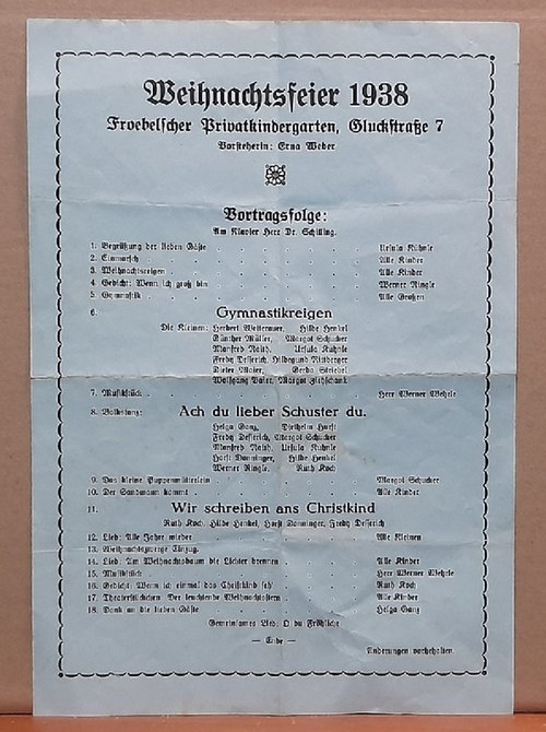 Weber, Erna  1 Blatt Weihnachtsfeier 1938 des Fröbel`schen Privat-Kindergartens Karlsruhe, Gluckstrasse 7 (Veranstaltungsprogramm: Klaviervortrag Dr. Schilling; Gymnastikreigen Werner Wehrle; Volkstanz u.a.) 