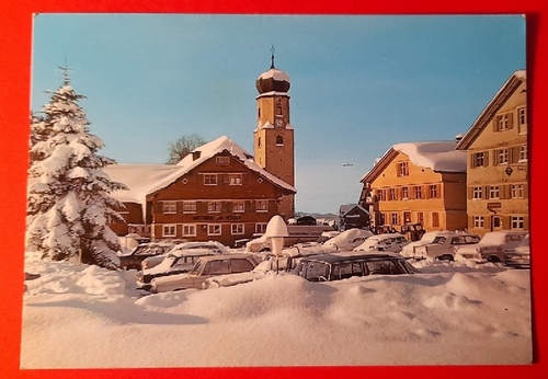   Ansichtskarte AK Wintersportort Sulzberg 1015m, Vorarlberg (1,5m Schnee wie in besten Zeiten, Dorfplatz mit Automobilen) 