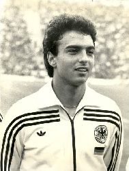 Nagel, Holger  Pressefoto "Hansi Mller (VFB Stuttgart) hat seinen Platz beim Erffnungsspiel der Mini-WM in Uruguay gegen Weltmeister Argentinien am 1. Januar 1981" 