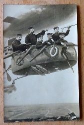   Ansichtskarte AK Fotomontage. Soldaten im Flugzeug (wohl als lustig gedacht) (Munsterlager) 