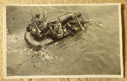   Ansichtskarte AK Soldaten im Schlauchboot 