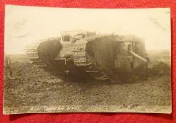   Ansichtskarte AK Englische Tanks bei Arras (Feldpostkarte. Stempel Bayer. Feldbckereikol. 21, Deutsche Feldpost Nr. 406) 