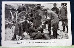   Ansichtskarte AK Deutscher Sanittssoldat gibt einem verwundeten Russen zu trinken (Feldpoststempel Inf. Regt. 375) 