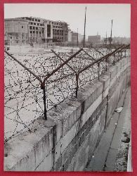 Bauer, Erich  Original-Fotografie von Erich Bauer "Szene an der Berliner Mauer in einer Frühphase" (umseitig Stempel v. Erich Bauer Karlsruhe) 