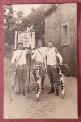   Ansichtskarte AK Radfahrerverein Frankonia Nordheim (in der Fahne lesbar) (3 Rennradfahrer) 