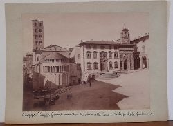   Orig. Fotografie. AREZZO Piazza Grande mit Chor der Maria della Pieve & Palazzo della Fraternita 