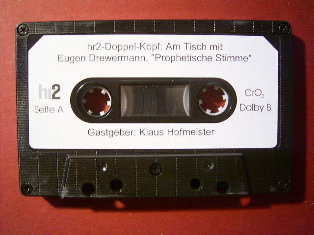 Drewermann, Eugen.  Prophetische Stimme. hr2-Doppel-Kopf. (MC). Mittschnitt des Hessischen Rundfunks der Sendung `Doppel-Kopf` vom 30.05.2004, Klaus Hofmeister interviewt Eugen Drewermann. 