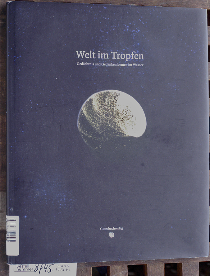 Kröplin, Bernd-Helmut  [Hrsg.].  Welt im Tropfen : Gedächtnis- und Gedankenformen im Wasser. Buch zur Ausstellung. 