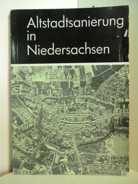Bahrdt, Hans Paul, Rudolf Hillebrecht und Hartmut P. C. Weidner:  Altstadtsanierung in Niedersachsen 