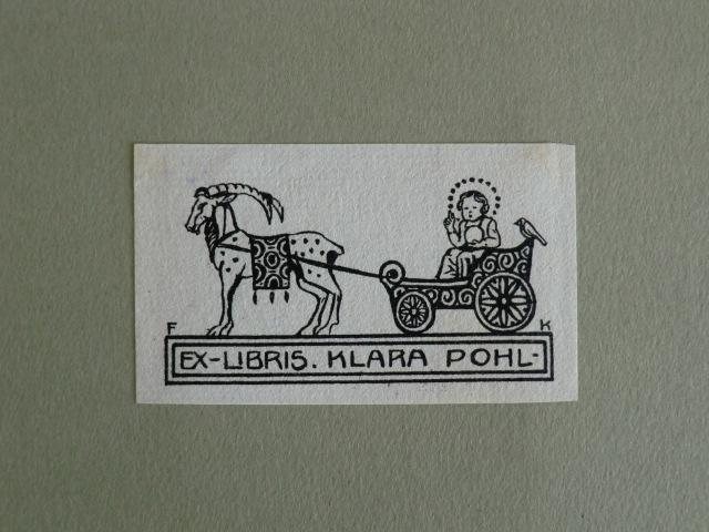 Klee, Fritz:  Exlibris für Klara Pohl. Motiv: In einer Kutsche sitzendes Kind mit Heiligenschein lässt sich von einer Art Steinbock ziehen 