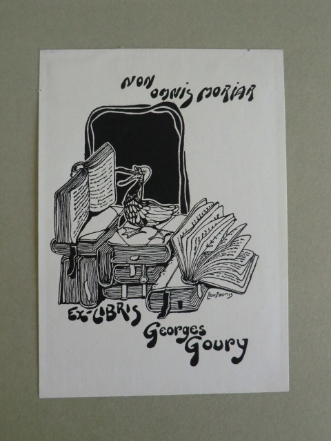 Pousthomis, Louis:  Exlibris Georges Goury. Motiv: Pelikanartiger Vogel auf Büchern. Dazu Text: Non omnis moriar 