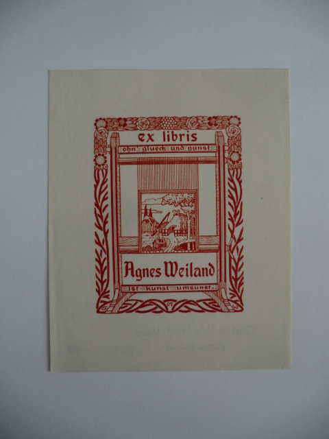 Weiland, Gadso (Arnis an der Schlei):  Exlibris für Agnes Weiland. Motiv: Bauernhaus in floral-ornamentaler Rahmung 