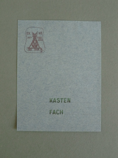 Unbekannter Künstler, wahrscheinlich monogrammiert mit HR:  Exlibris für Moriz Ritter von Grünebaum. Motiv: Hund auf Buch sitzend. Text: Kasten: ; Fach: 