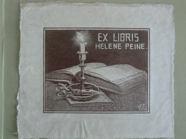 Unbekannter Künstler, monogrammiert mit VST:  Exlibris für Helene Peine. Motiv: Bücher, Kerze und Schere 