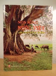 Nguyen Manh Dan:  Land and People of Vietnam / Non song nuoc Viet (Edition in English and Vietnamese Language) 