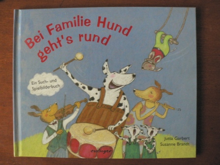 Brandt, Susanne / Garbert, Jutta  Bei Familie Hund geht's rund. Ein Such- und Spielbilderbuch. 