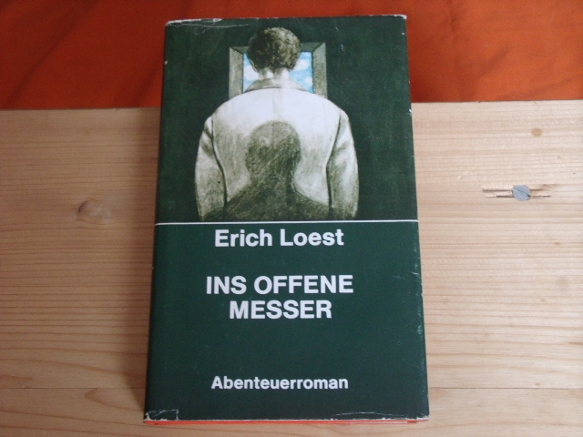 Loest, Erich  Ins offene Messer. Abenteuerroman.  