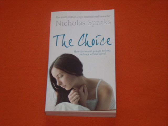 Sparks, Nicholas  The Choice. How far would you go to keep the hope of love alive? 