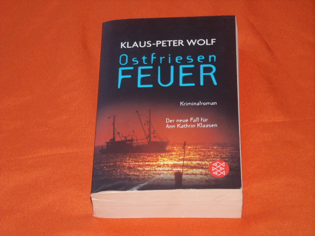 Wolf, Klaus-Peter  Ostfriesenfeuer. Der neue Fall für Ann Kathrin Klaasen. Kriminalroman. 