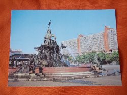   Postkarte: Berlin  Hauptstadt der DDR. Neptunbrunnen mit Magistrale. 