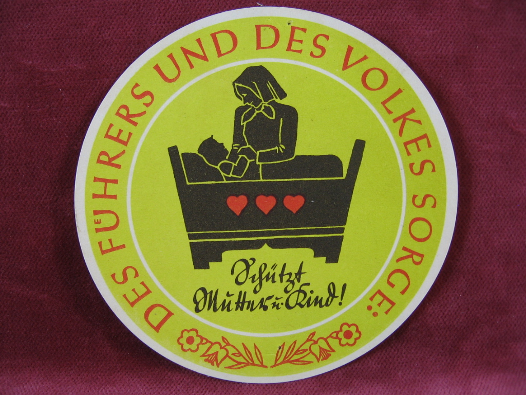 WHW-Abzeichen, Monatstürplakette:  Des Führers und des Volkes Sorge: Schützt Mutter und Kind!  Haussammlung vom Februar 1935. 