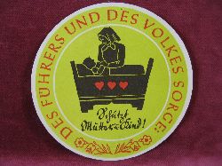 WHW-Abzeichen, Monatstrplakette:  Des Fhrers und des Volkes Sorge: Schtzt Mutter und Kind!  Haussammlung vom Februar 1935. 