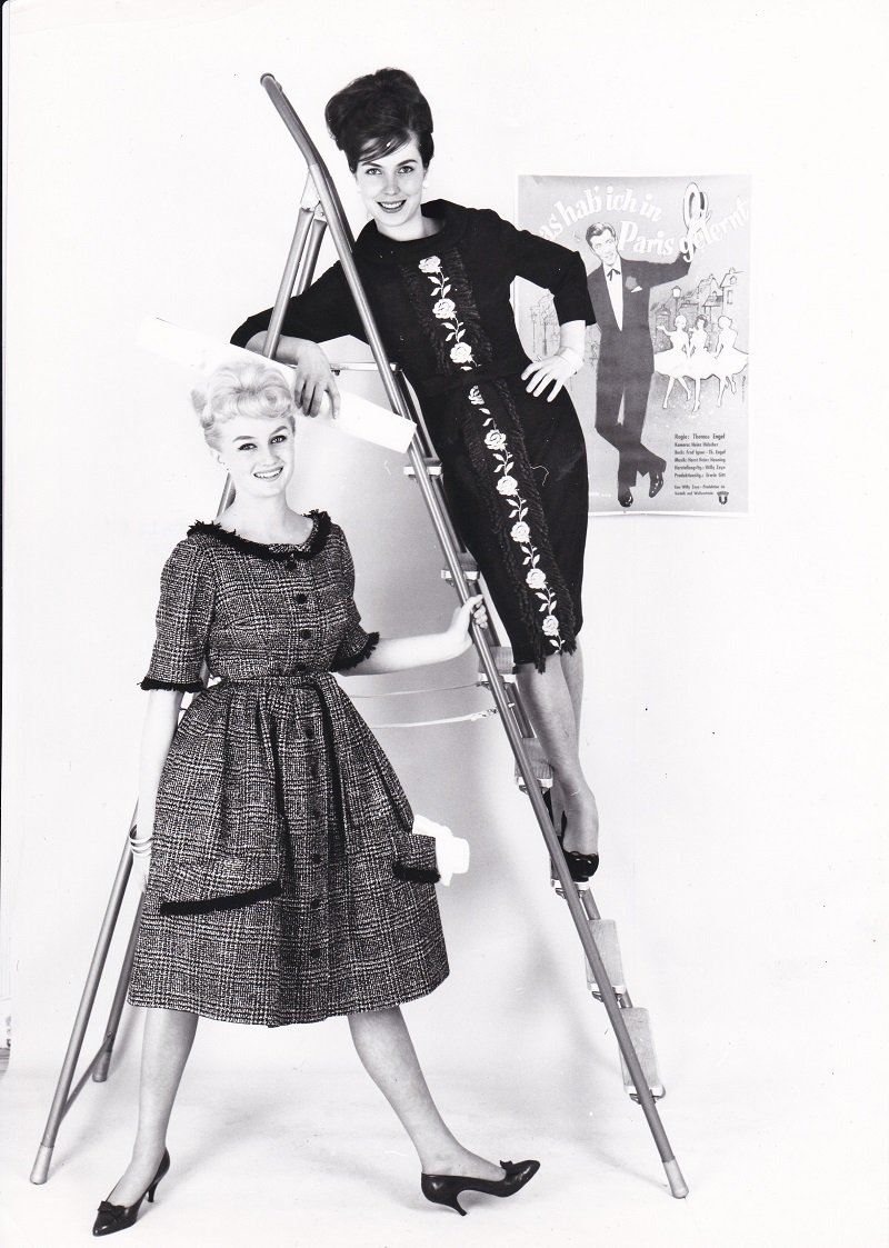 SONSALLA, Horst (Fotograf):  Original-Photographie im Kontext der Modephotographie der 60er Jahre. Zwei weibliche Modelle mit Kleidern / Modeaufnahme für Handel und Versandhandel. 