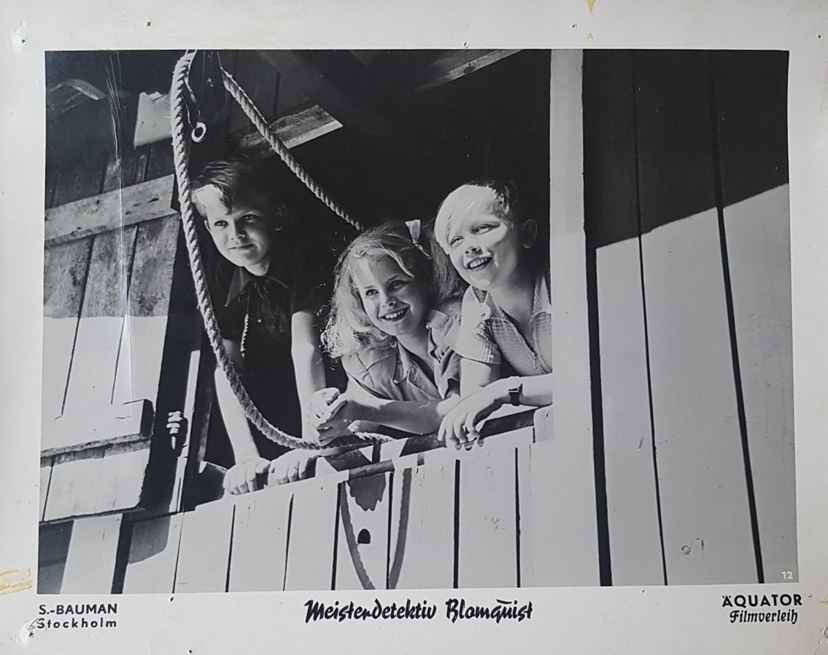 HUSBERG, Rolf (Regisseur) / Astrid Lindgren (Autorin):  Drei Photographien aus dem Film: Meisterdetektiv Kalle Blomquist (1947). Original-Kinowerbematerial des Äquator-Filmverleihs im größeren Format (Aushangmaterial). 